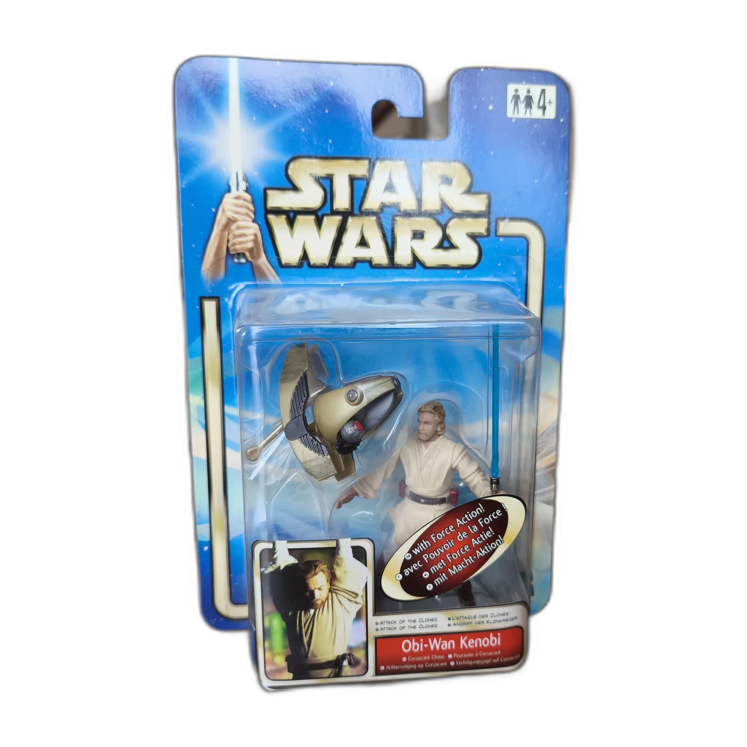 Gros plan sur la figurine Obi-Wan Kenobi et le droïde assassin dans la bulle