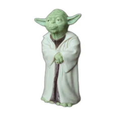 Figurine Yoda posée sur une table en bois