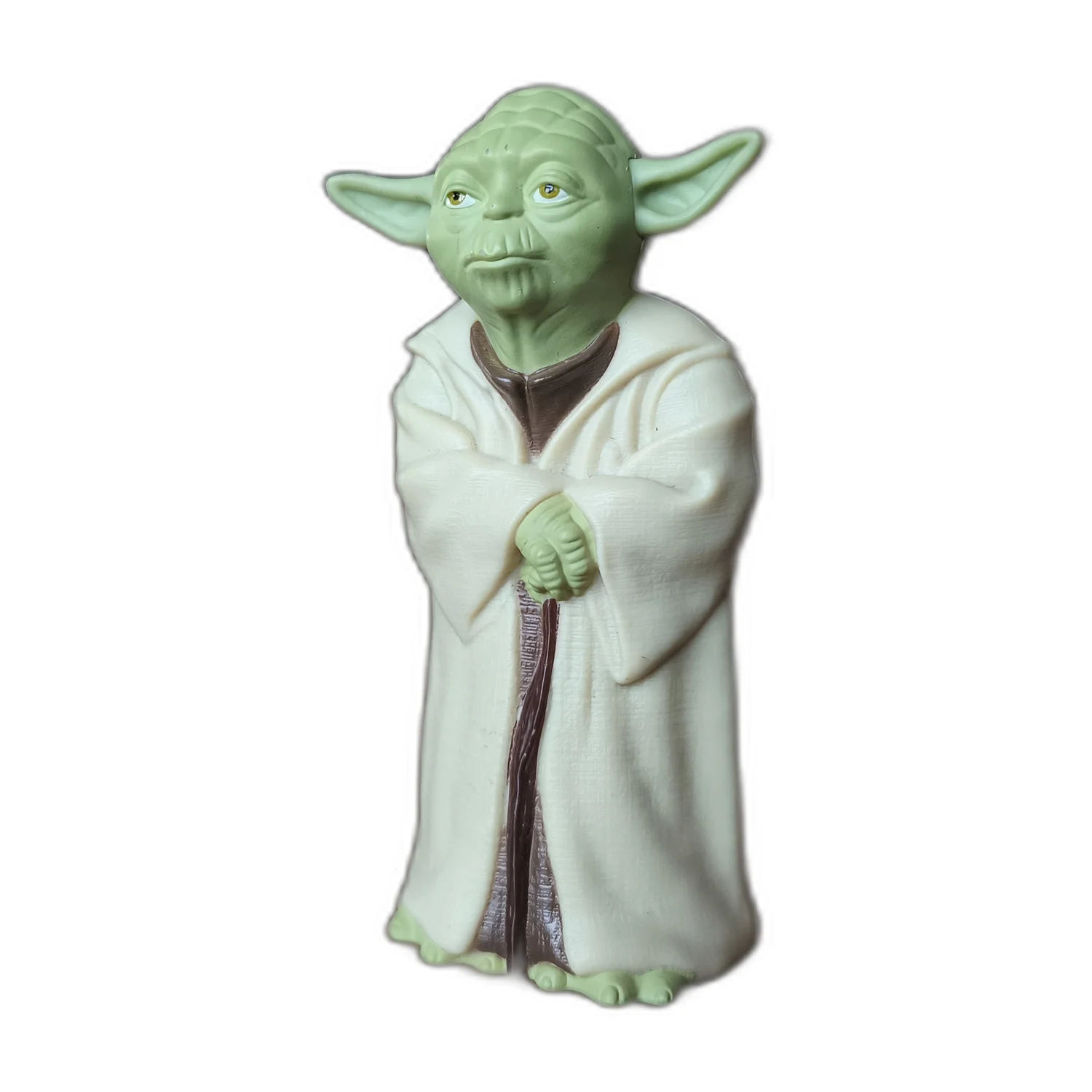 Figurine Yoda posée sur une table en bois