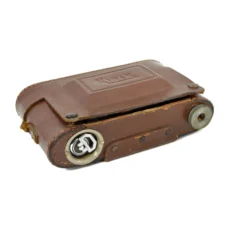 Étui en cuir marron fermé avec logo en relief pour appareil photo Kinax