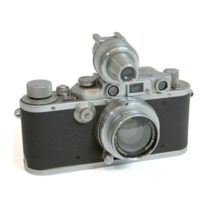 Appareil photo télémétrique ancien Leica IIIa chromé avec objectif Summar 5cm f/2 et viseur universel VIOOH monté sur la griffe
