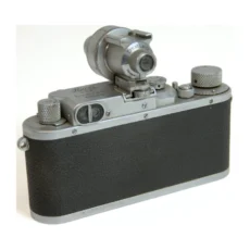 Gros plan sur l'objectif Ernst Leitz Wetzlar Summar f=5cm 1:2 et le viseur VIOOH sur le boîtier Leica IIIa.