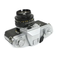 Dos de l'appareil photo Leicaflex montrant le viseur et le revêtement en vulcanite noire.