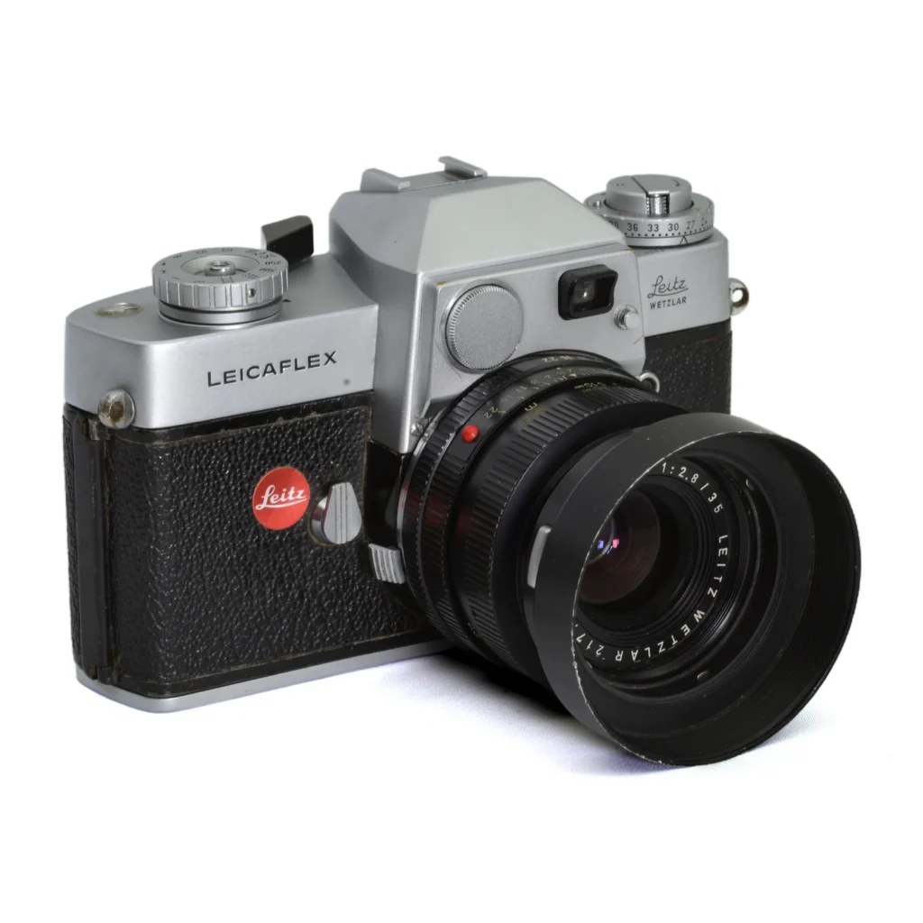 Face avant de l'appareil photo argentique Leicaflex avec objectif 35mm f/2.8 et logo Leitz rouge