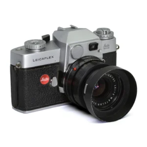 Face avant de l'appareil photo argentique Leicaflex avec objectif 35mm f/2.8 et logo Leitz rouge