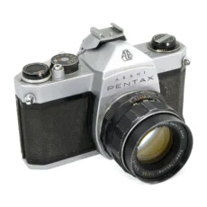 Appareil photo argentique Asahi Pentax SP 500 de face avec objectif Super-Takumar 55mm