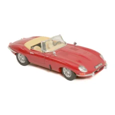 Voiture miniature Bburago Jaguar E-Type Cabriolet 1961 rouge 1/18 vue de trois quarts avant