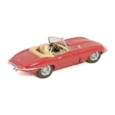Voiture miniature Bburago Jaguar E-Type Cabriolet 1961 rouge 1/18 vue de trois quarts arrière avec conducteur