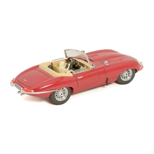 Voiture miniature Bburago Jaguar E-Type Cabriolet 1961 rouge 1/18 vue de trois quarts arrière avec conducteur