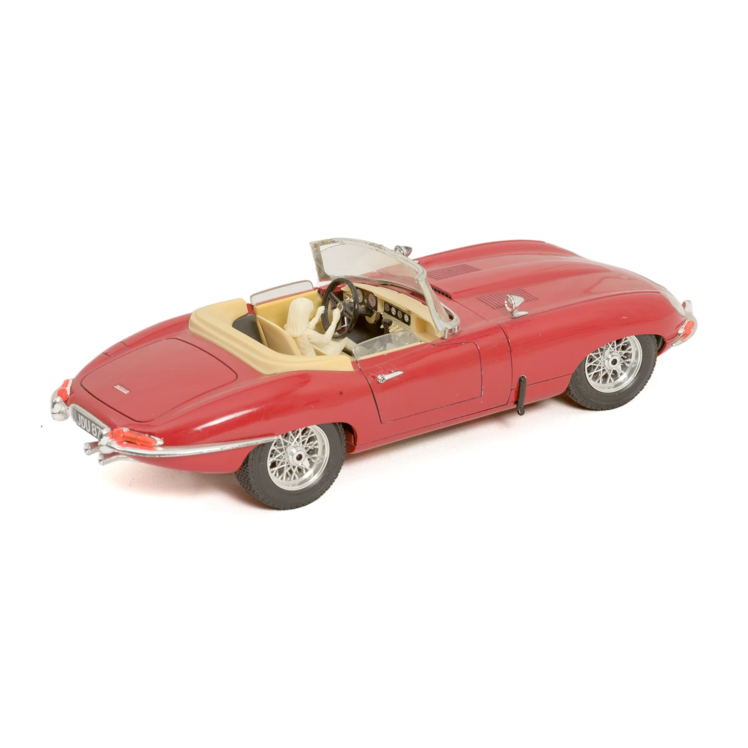 Voiture miniature Bburago Jaguar E-Type Cabriolet 1961 rouge 1/18 vue de trois quarts arrière avec conducteur