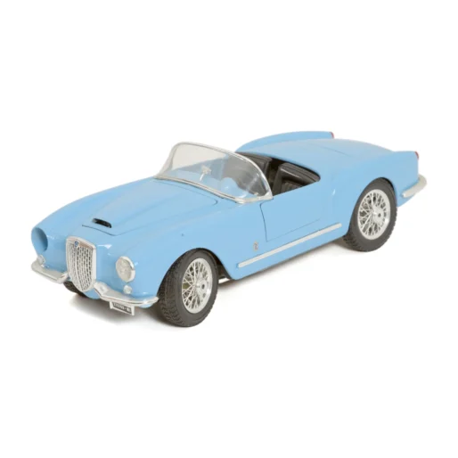 Vue de trois quarts avant de la miniature Bburago Lancia Aurelia B24 Spider 1955 bleu clair au 1/18