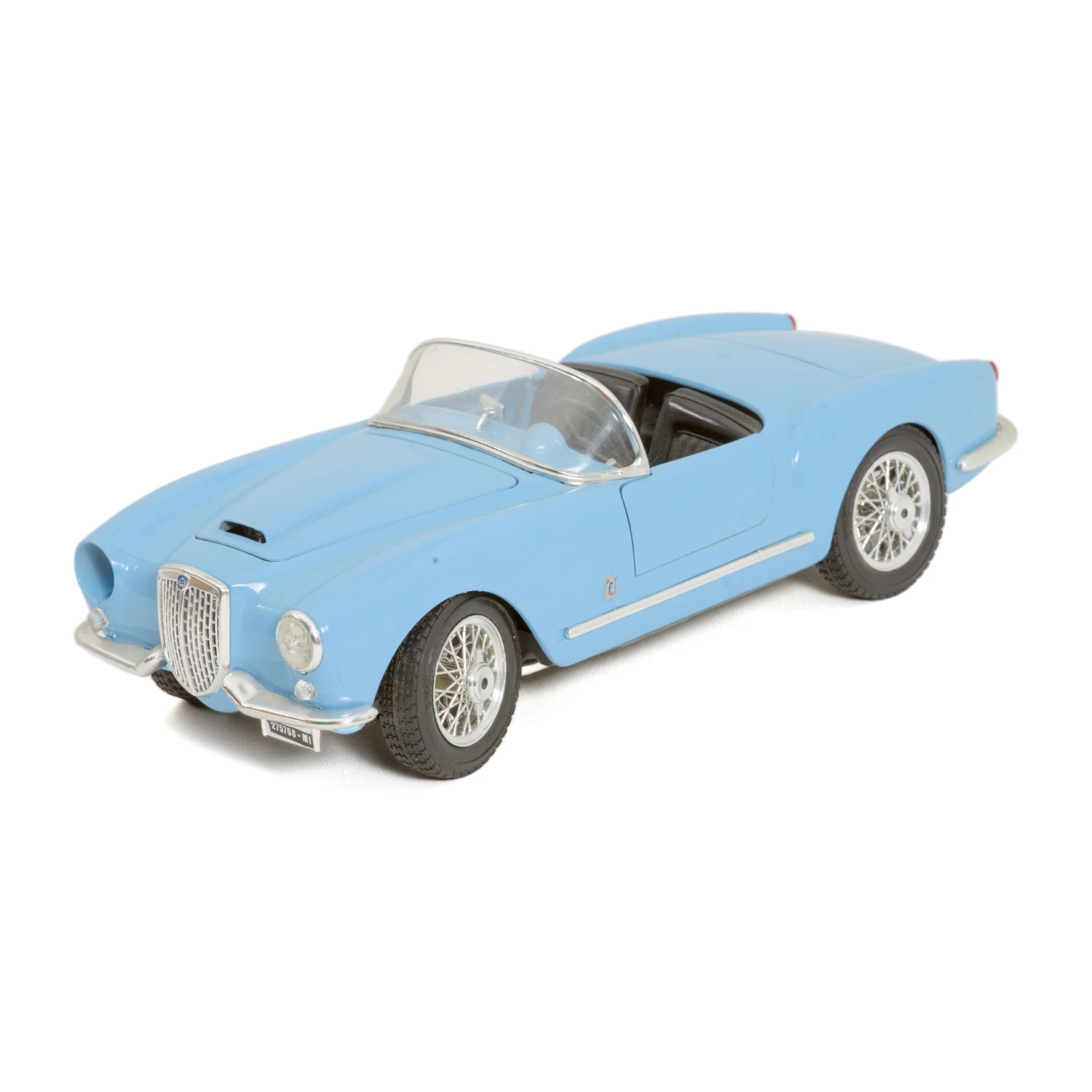 Vue de trois quarts avant de la miniature Bburago Lancia Aurelia B24 Spider 1955 bleu clair au 1/18