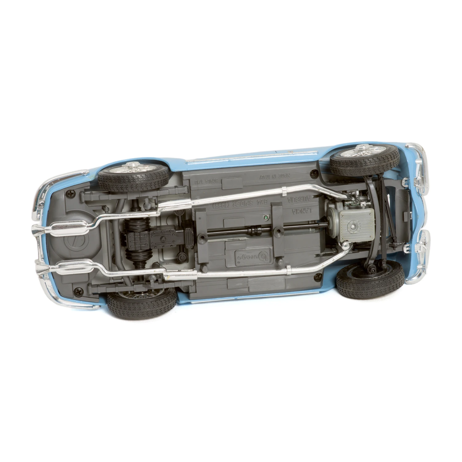 Vue du châssis de la miniature Bburago indiquant Lancia Aurelia B24 Spider 1955