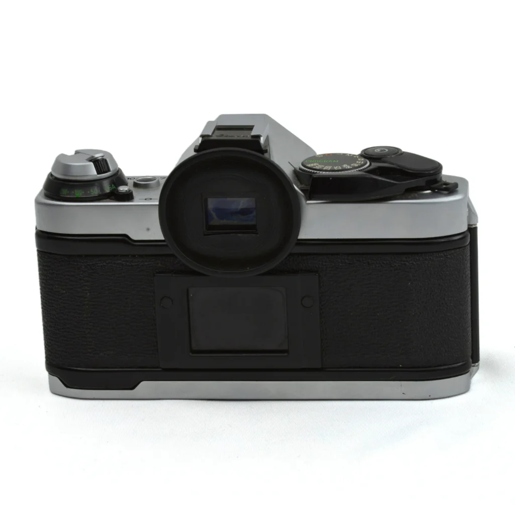 Dos de l'appareil photo reflex Canon AE-1 Program montrant le viseur et le dos du boîtier