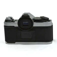 Dos de l'appareil photo reflex Canon AE-1 Program montrant le viseur et le dos du boîtier