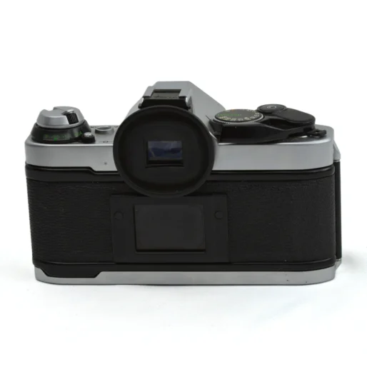 Dos de l'appareil photo reflex Canon AE-1 Program montrant le viseur et le dos du boîtier