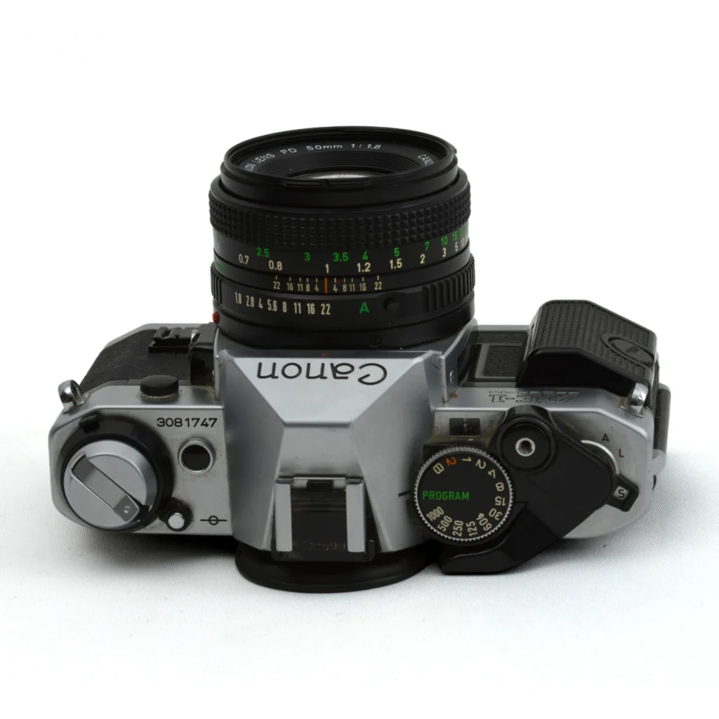 Vue de dessus du boîtier Canon AE-1 Program montrant le numéro de série 3081747 et les molettes de réglage