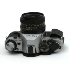 Vue de dessus du boîtier Canon AE-1 Program montrant le numéro de série 3081747 et les molettes de réglage