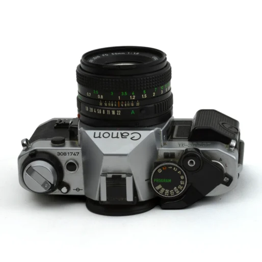 Vue de dessus du boîtier Canon AE-1 Program montrant le numéro de série 3081747 et les molettes de réglage