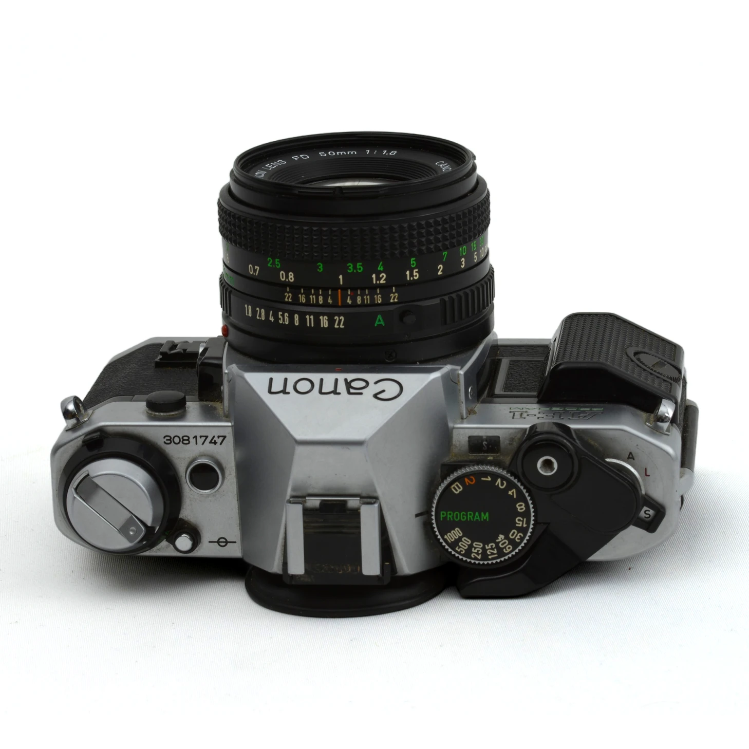 Vue de dessus du boîtier Canon AE-1 Program montrant le numéro de série 3081747 et les molettes de réglage