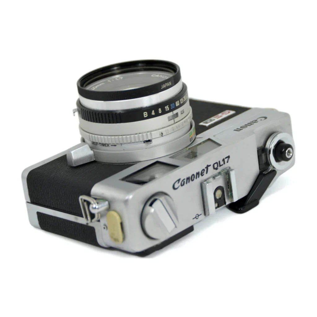 Vue de dessus de l'appareil photo Canonet QL17 montrant les réglages de l'objectif