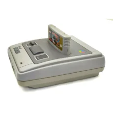 Console Super Nintendo (SNES) vue de trois quarts avec cartouche Street Fighter II