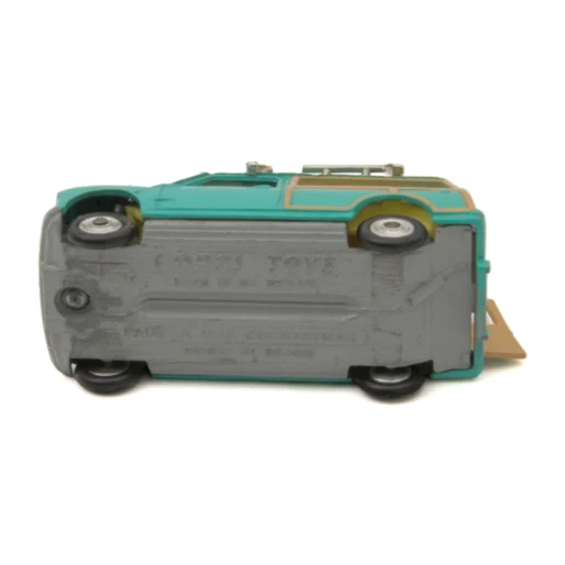 Châssis de la voiture Corgi Toys indiquant Made in Gt Britain et Austin Mini Countryman