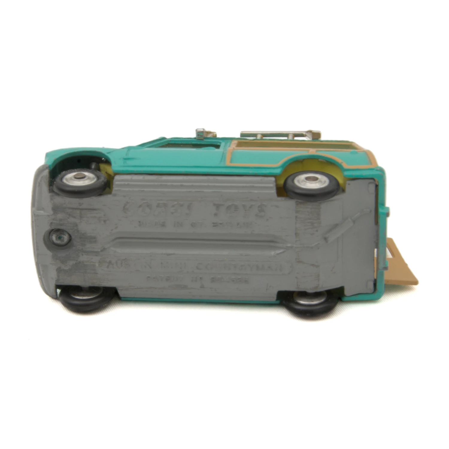 Châssis de la voiture Corgi Toys indiquant Made in Gt Britain et Austin Mini Countryman