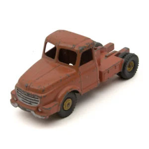 Tracteur Willème Dinky Supertoys 36 orange vue de trois quarts avant avec calandre argentée
