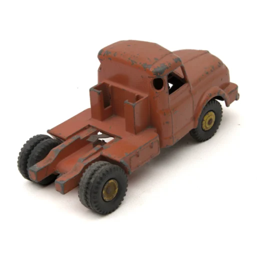 Tracteur Willème Dinky Toys 36 vue arrière montrant la sellette d'attelage et les éclats de peinture