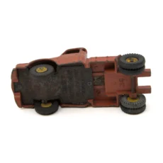 Châssis du tracteur Dinky Supertoys 36 avec inscriptions Meccano Made in France et traces d'oxydation