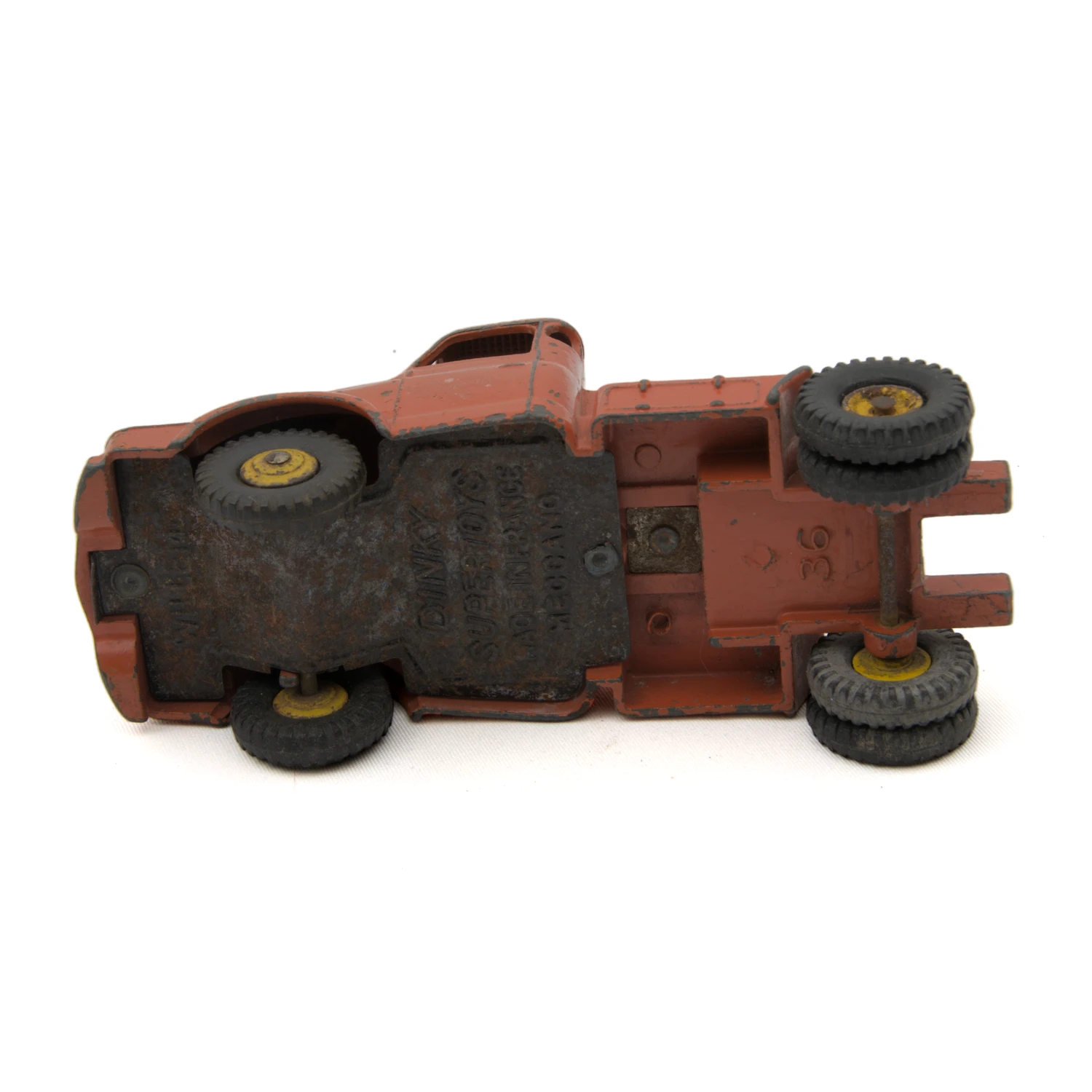 Châssis du tracteur Dinky Supertoys 36 avec inscriptions Meccano Made in France et traces d