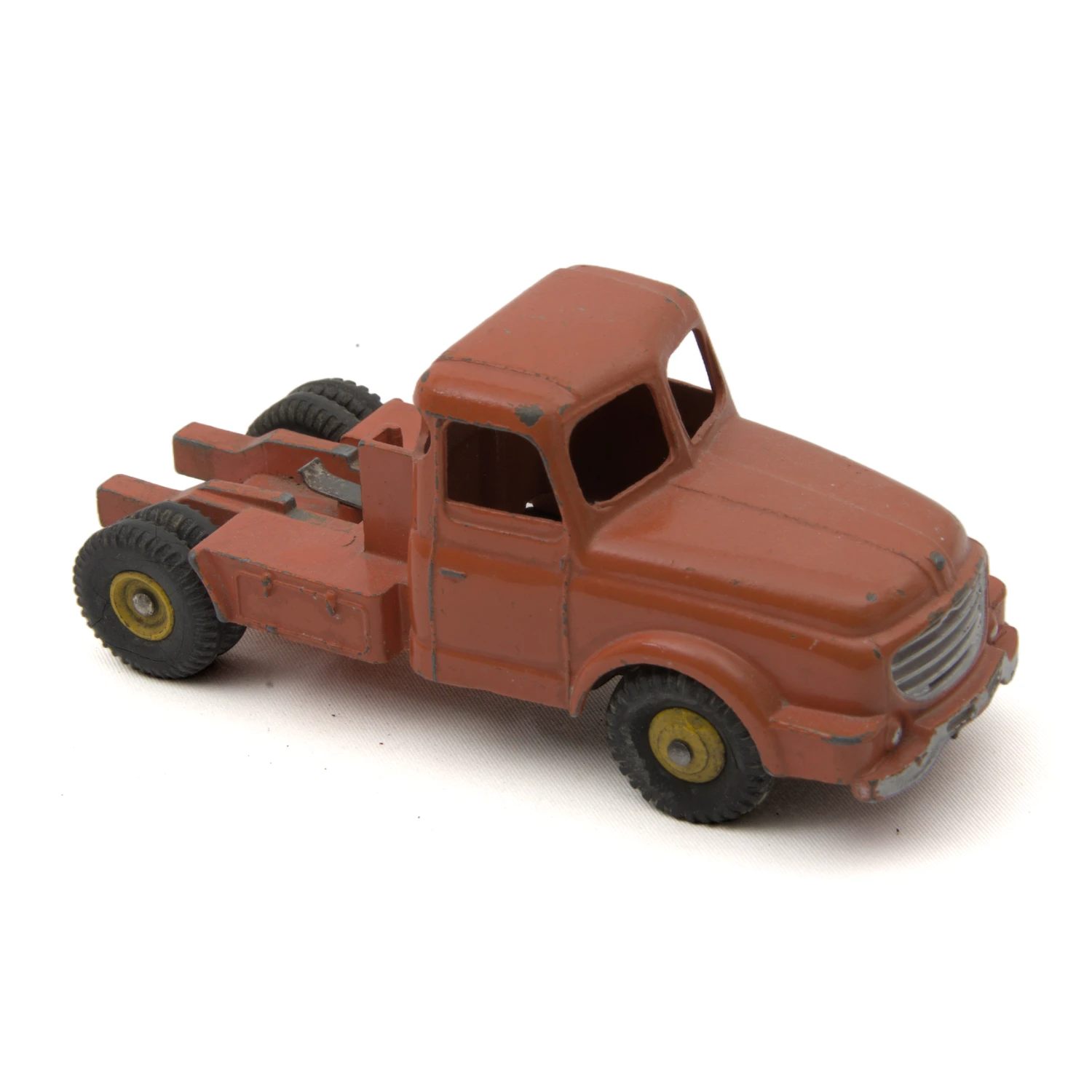 Vue de trois quarts avant du tracteur Willème Dinky Supertoys orange en métal