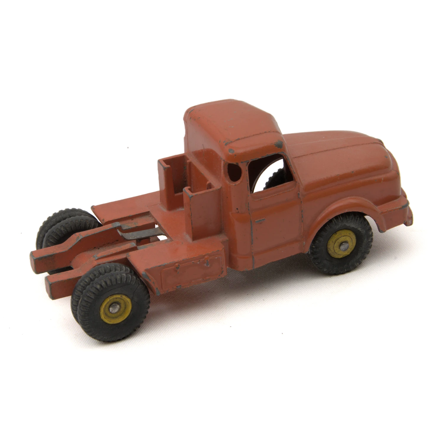 Vue de trois quarts arrière du tracteur Willème Dinky Supertoys montrant l