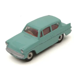 Vue de trois-quarts avant de la miniature Dinky Toys Ford Anglia turquoise