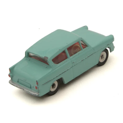 Vue de trois-quarts arrière de la Dinky Toys 155 Ford Anglia montrant quelques éclats de peinture