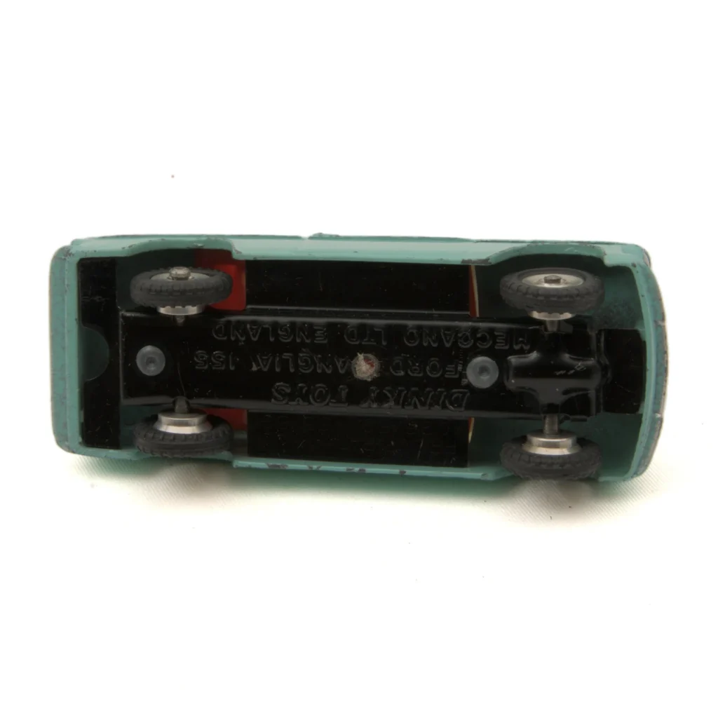 Vue du dessous du châssis noir de la Dinky Toys avec les inscriptions Meccano Ltd England