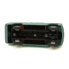 Vue du dessous du châssis noir de la Dinky Toys avec les inscriptions Meccano Ltd England