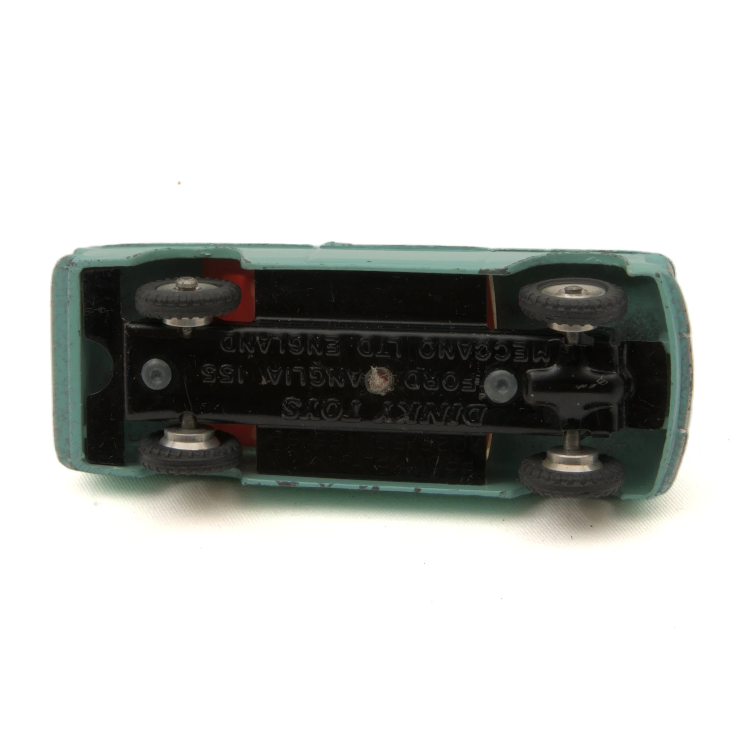 Vue du dessous du châssis noir de la Dinky Toys avec les inscriptions Meccano Ltd England