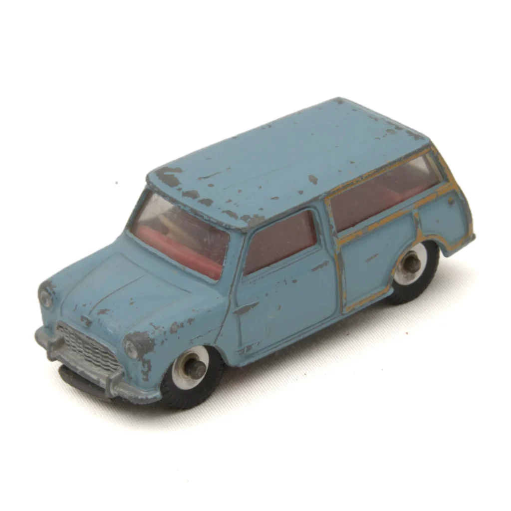 Miniature Dinky Toys 199 Austin Seven Countryman bleu vue de trois quarts avant