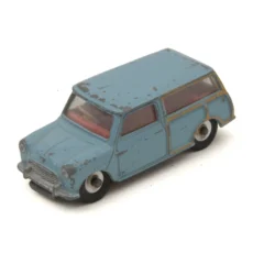 Miniature Dinky Toys 199 Austin Seven Countryman bleu vue de trois quarts avant