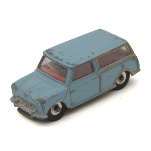 Miniature Dinky Toys 199 Austin Seven Countryman bleu vue de trois quarts avant