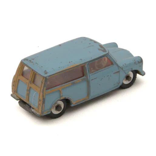 Miniature Dinky Toys 199 Austin Seven Countryman vue de trois quarts arrière montrant les détails de boiserie