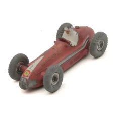 Voiture miniature Dinky Toys 231 Maserati rouge vue de trois quarts avant