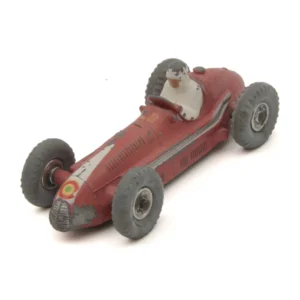 Voiture miniature Dinky Toys 231 Maserati rouge vue de trois quarts avant
