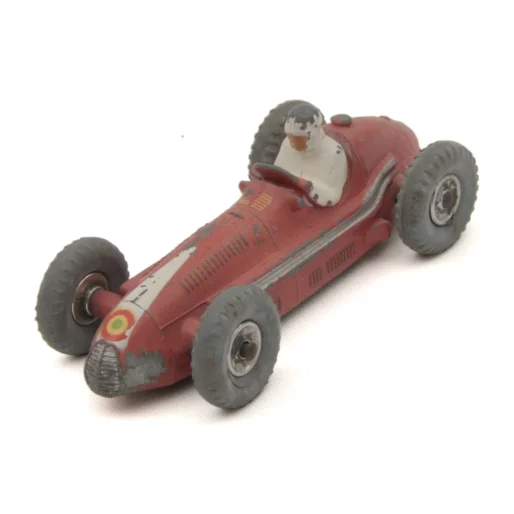 Voiture miniature Dinky Toys 231 Maserati rouge vue de trois quarts avant