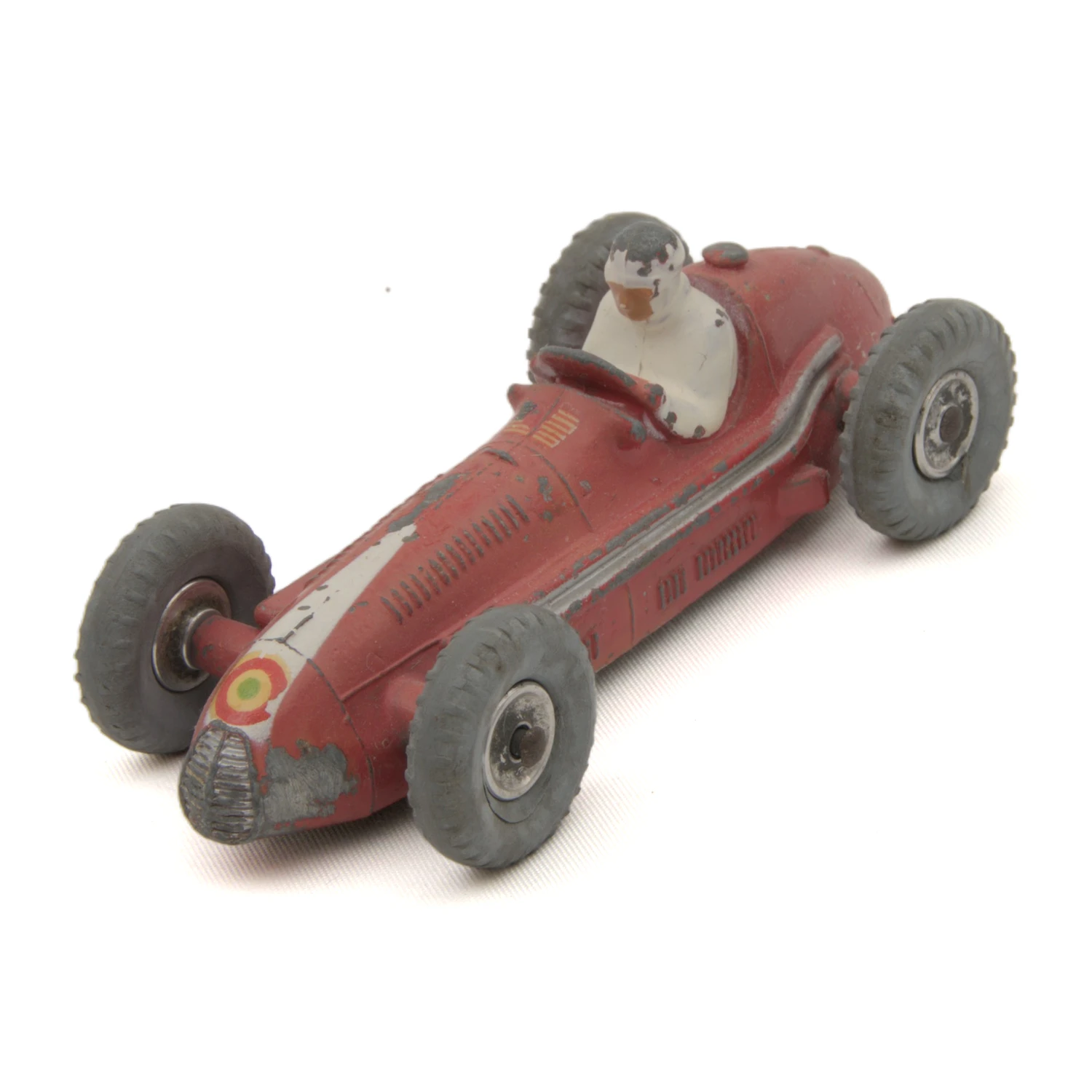 Voiture miniature Dinky Toys 231 Maserati rouge vue de trois quarts avant