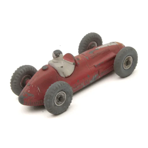 Voiture miniature Dinky Toys 231 Maserati rouge vue de trois quarts arrière