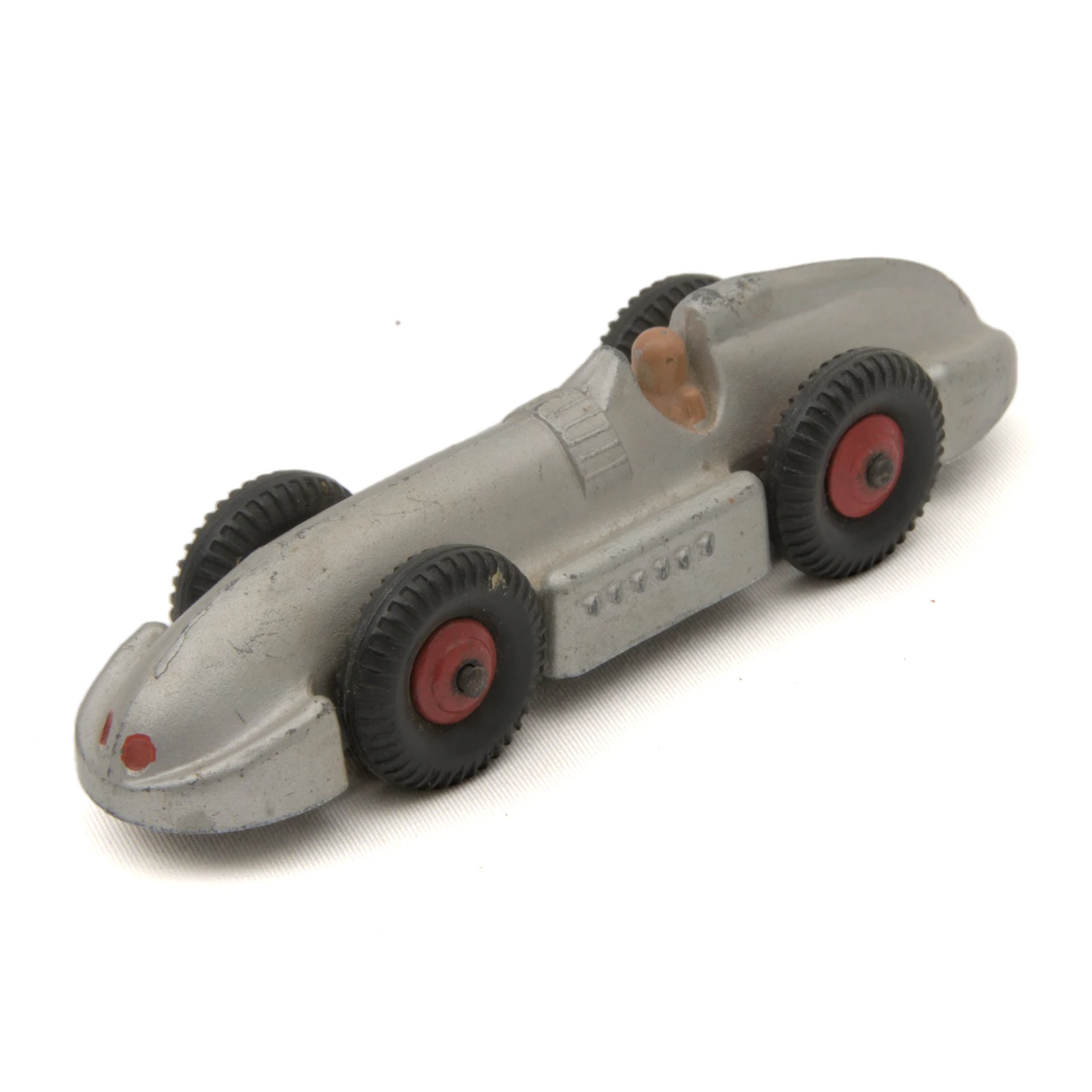 Vue de trois quarts avant de la voiture miniature Dinky Toys 23e Speed of the Wind argentée