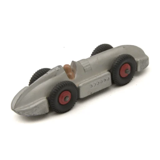 Vue de profil de la Dinky Toys 23e Speed of the Wind montrant le pilote et les roues rouges